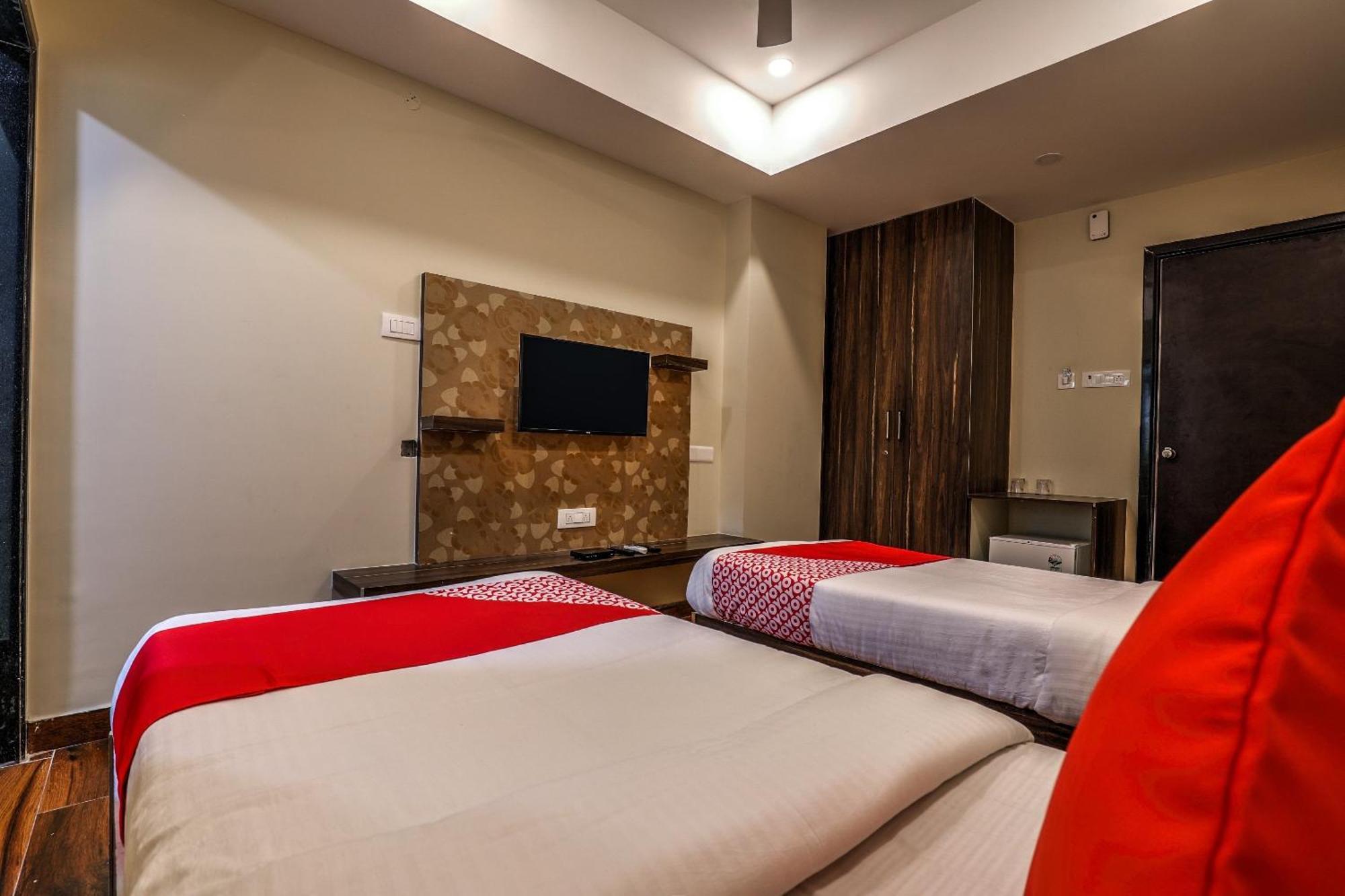 Capital O Sky Grand Hotel Hyderabad Exterior photo