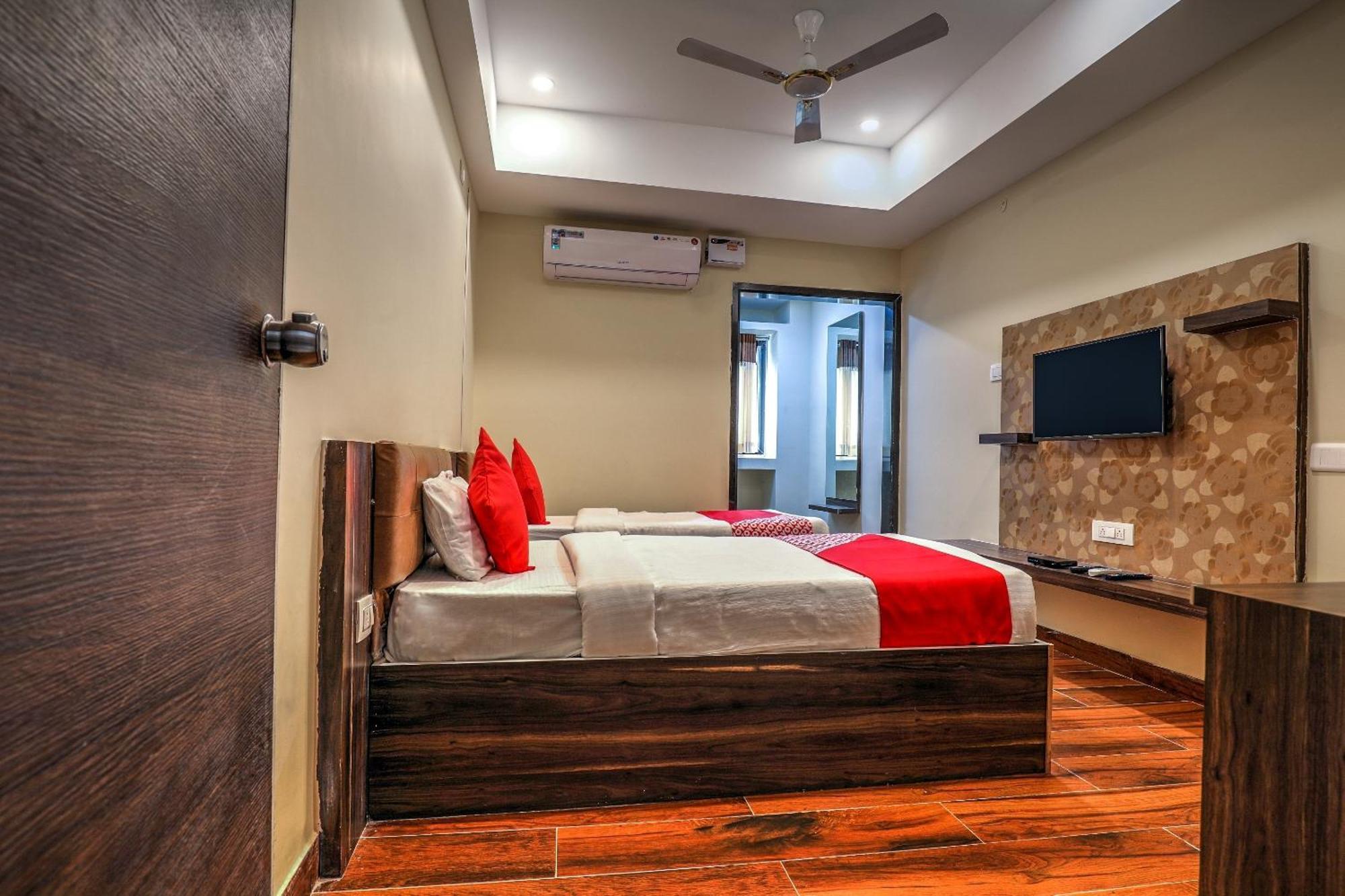 Capital O Sky Grand Hotel Hyderabad Exterior photo