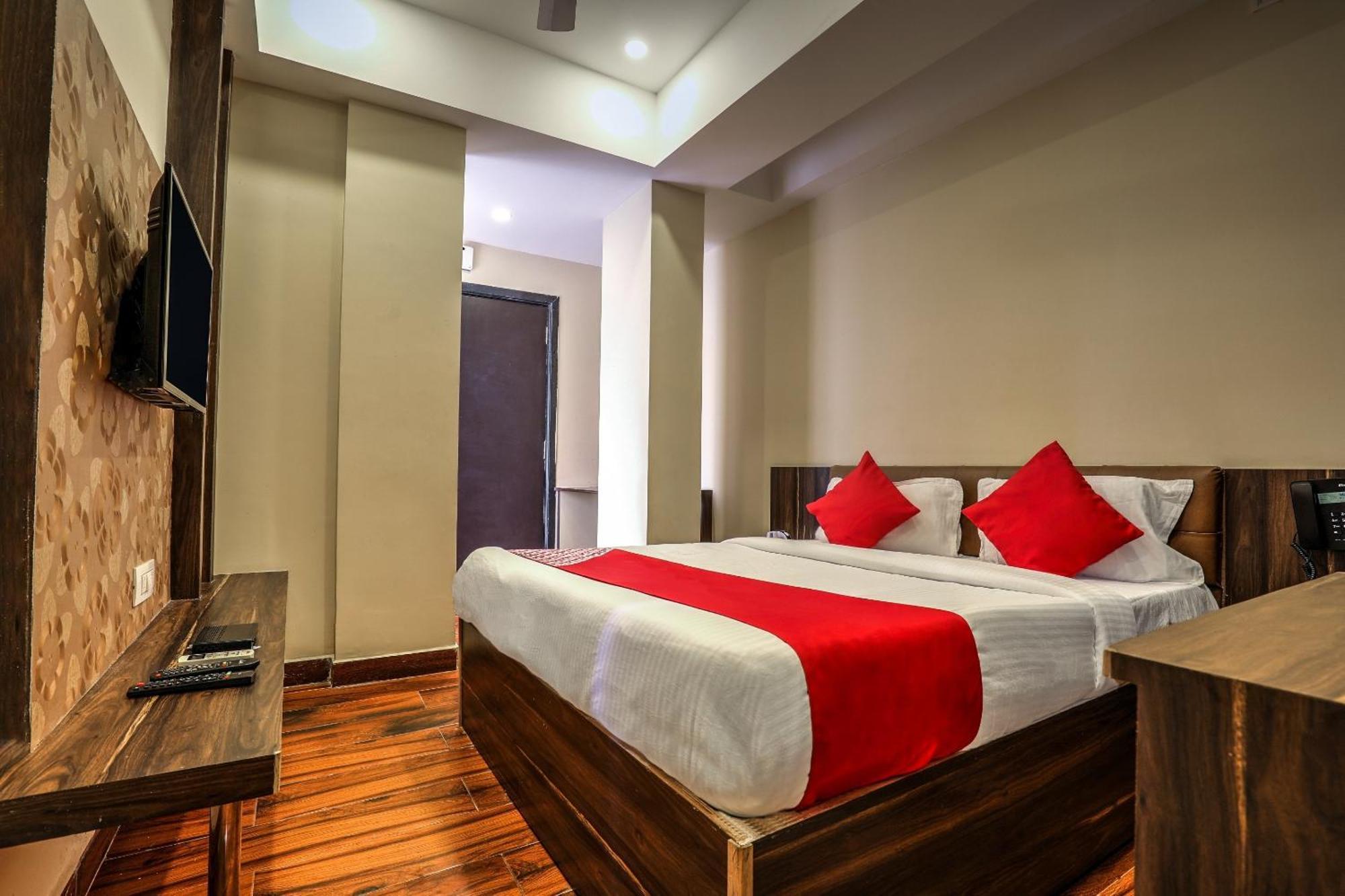 Capital O Sky Grand Hotel Hyderabad Exterior photo