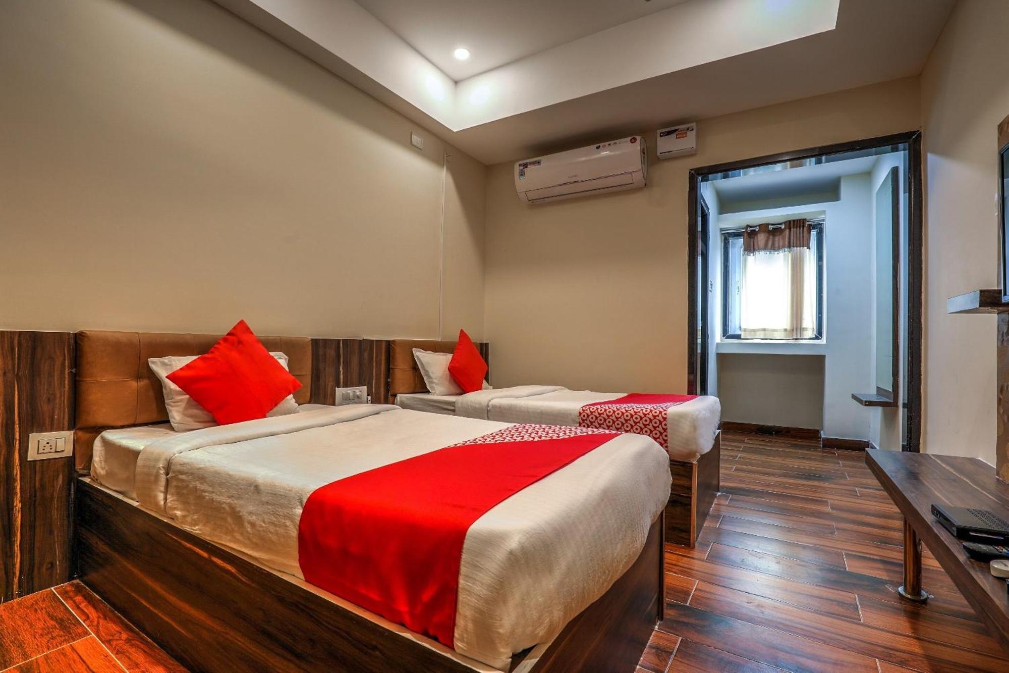 Capital O Sky Grand Hotel Hyderabad Exterior photo