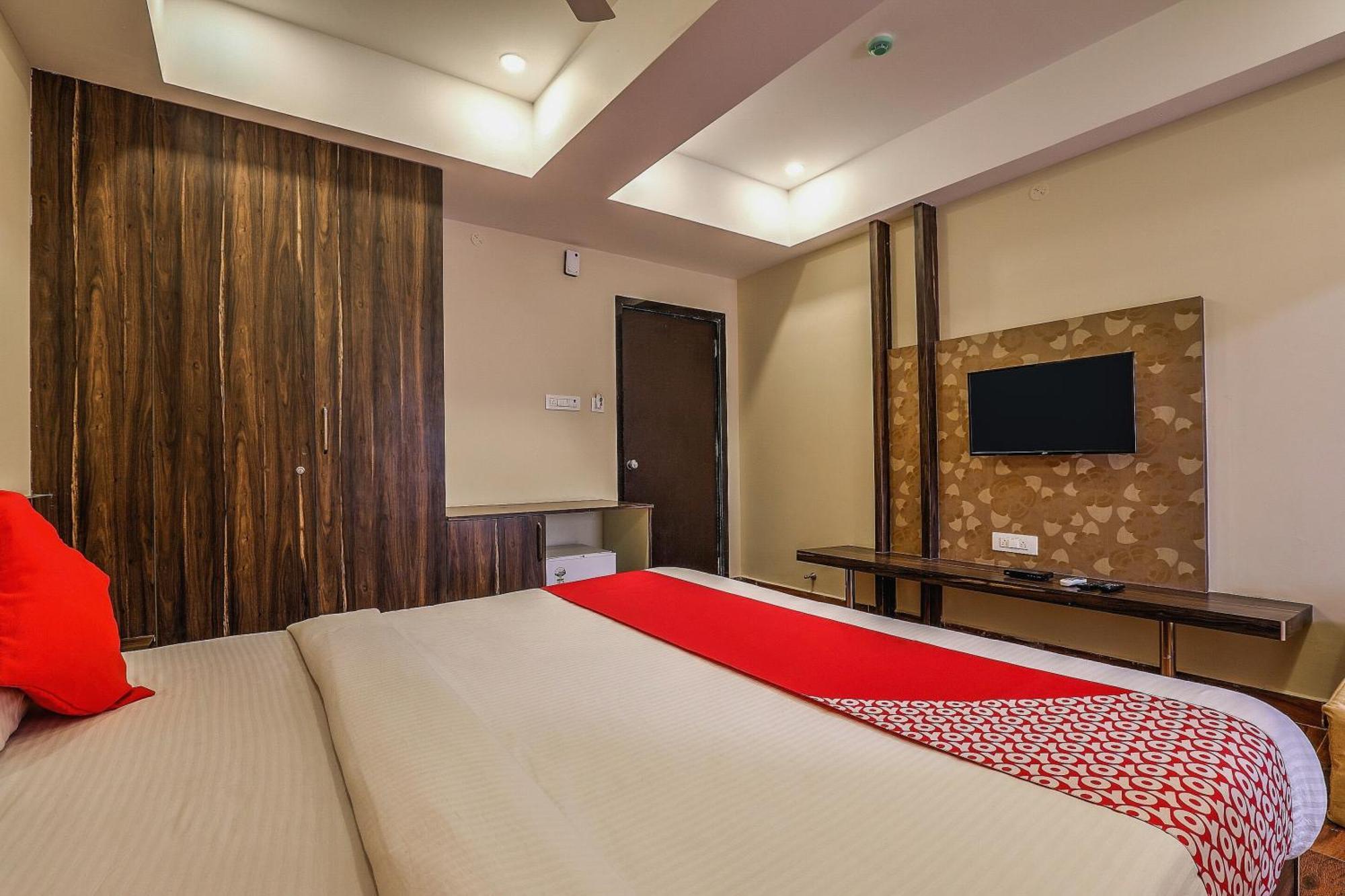 Capital O Sky Grand Hotel Hyderabad Exterior photo