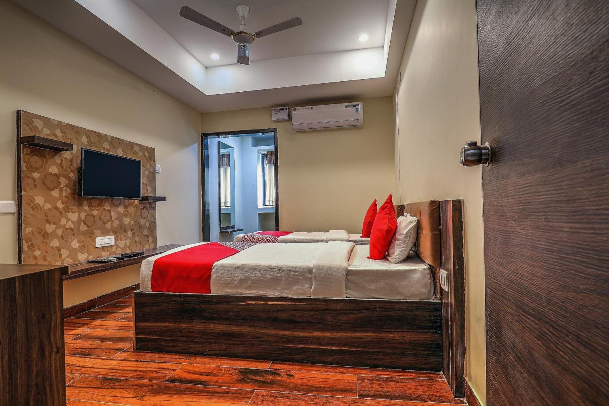 Capital O Sky Grand Hotel Hyderabad Exterior photo