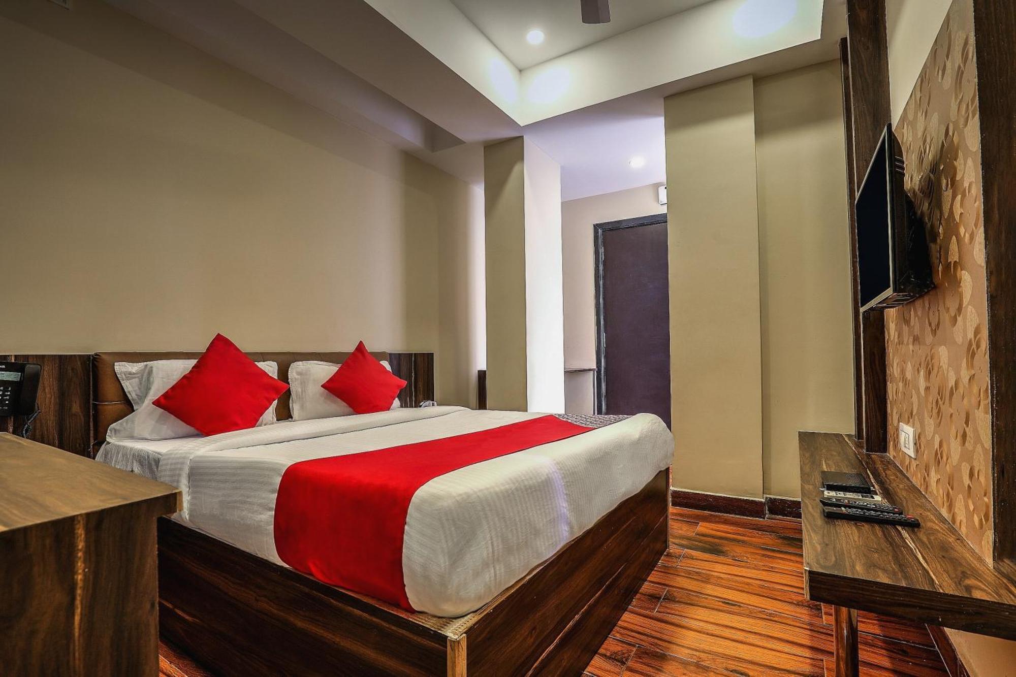 Capital O Sky Grand Hotel Hyderabad Exterior photo